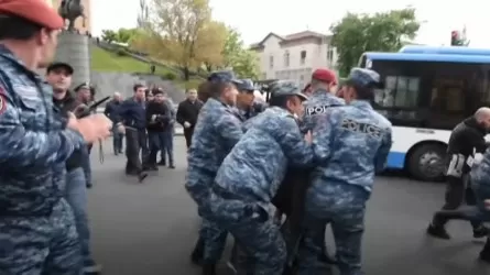 В Ереване вновь начались столкновения оппозиции с полицией  