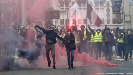Первомайское шествие против пенсионной реформы в Париже переросло в стычки с полицией