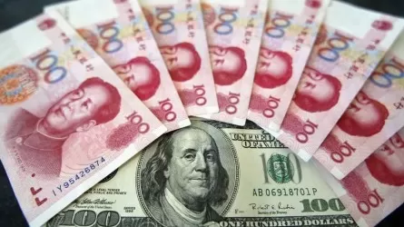 Стоит ли менять доллары на юани, рассказал эксперт 