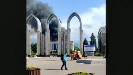 Крупный пожар произошел на Атакенте в Алматы