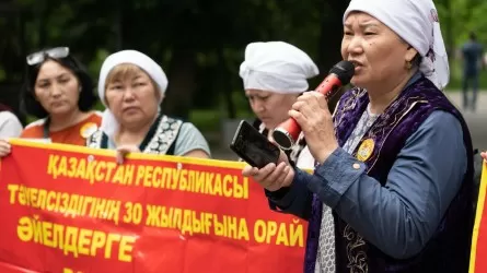 В Алматы прошел митинг за снижение пенсионного возраста для женщин
