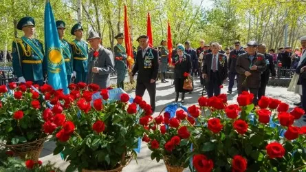 Елордада ҰОС қайтыс болған жауынгерлердің қабіріне гүл шоқтарын қою рәсімі өтті