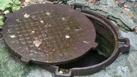 В Атырау ребенок провалился в колодец возле школы