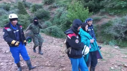 Четверых отдыхающих ночью искали с собакой в горах Туркестанской области