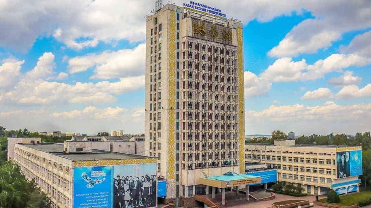 Әдемі түкті кискасы және үлкен қынапшасы бар қыз.