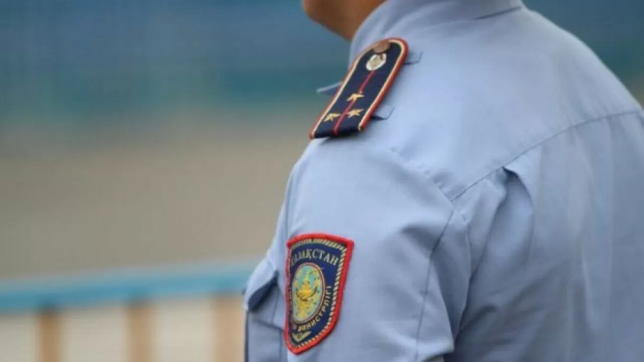 Лжеполицейский поставил на "счетчик" жительницу Шымкента