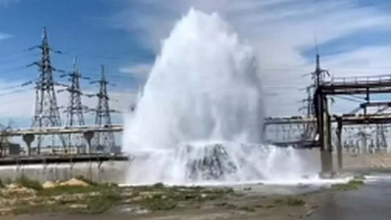Появилось видео водяного фонтана из трубы на объекте "Казатомпрома"