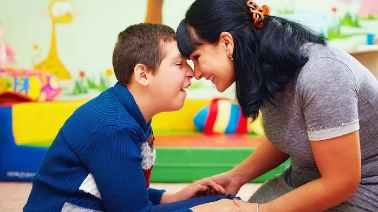 В Казахстане предложили снизить пенсионный возраст для воспитывающих ребенка с инвалидностью