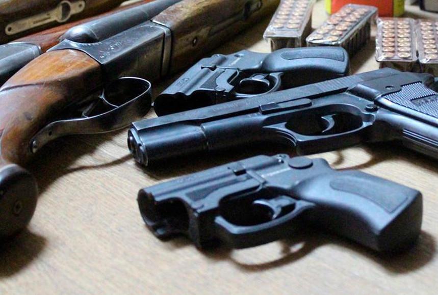 ШҚО тұрғындары заңсыз сақталған 140 қаруды полицияға өткізді  