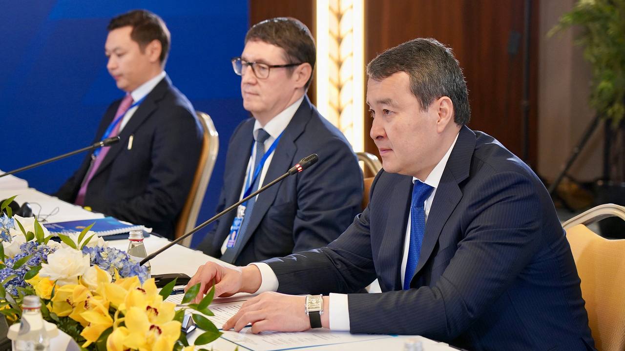 Әлихан Смайылов J.P. Morgan және TotalEnergies басшыларымен кездесті