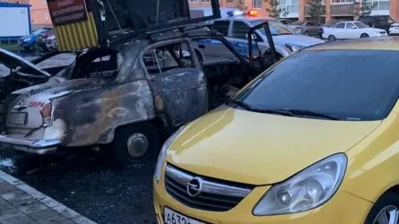 В Костанае одна машина сгорела полностью, две частично