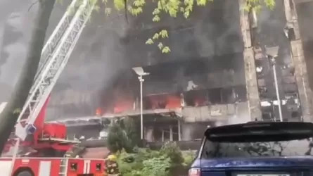 Бизнес-центр полыхает в Москве