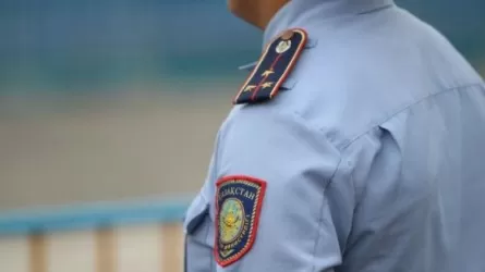 Лжеполицейский поставил на "счетчик" жительницу Шымкента