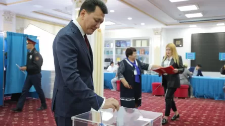 Государственный секретарь проголосовал на избирательном участке