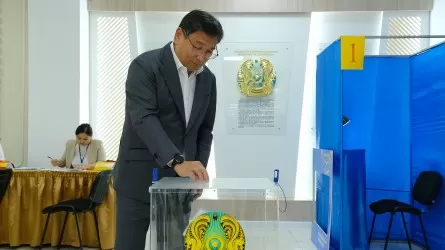 Алматы әкімі әйелімен бірге референдумда дауыс берді 