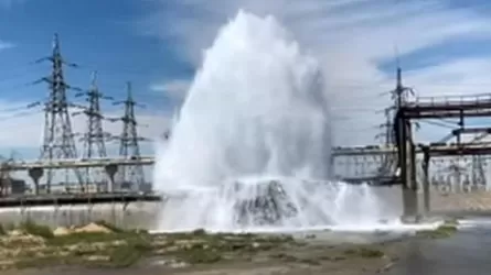 Появилось видео водяного фонтана из трубы на объекте "Казатомпрома"