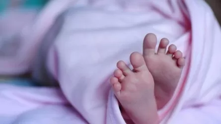 Младенца уронили в роддоме в Атырау. Как он себя чувствует