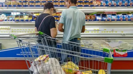 В Алматы из продажи исчезают не только сахар, но и бакалейные продукты  