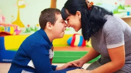 В Казахстане предложили снизить пенсионный возраст для воспитывающих ребенка с инвалидностью