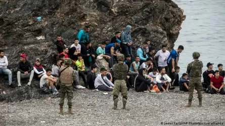 Сотни мигрантов сломали забор на границе Испании и Марокко