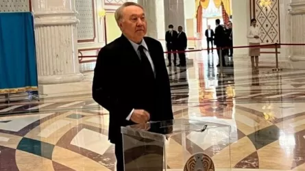 Нурсултан Назарбаев проголосовал на избирательном участке в театре "Астана Опера"