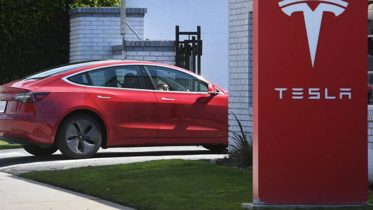 Tesla биткоиндерін 936 млн долларға сатып жіберді