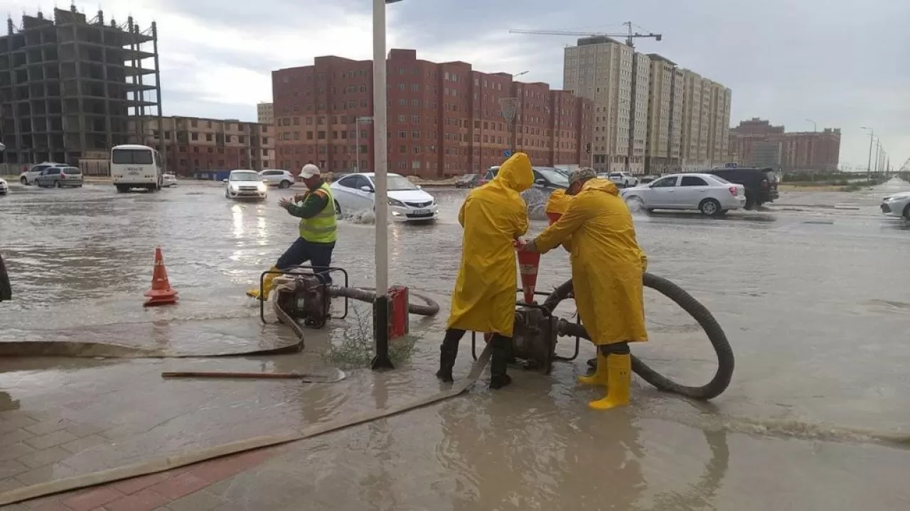 Ақтауда жаңбыр толассыз жауып, көшелерді су басты