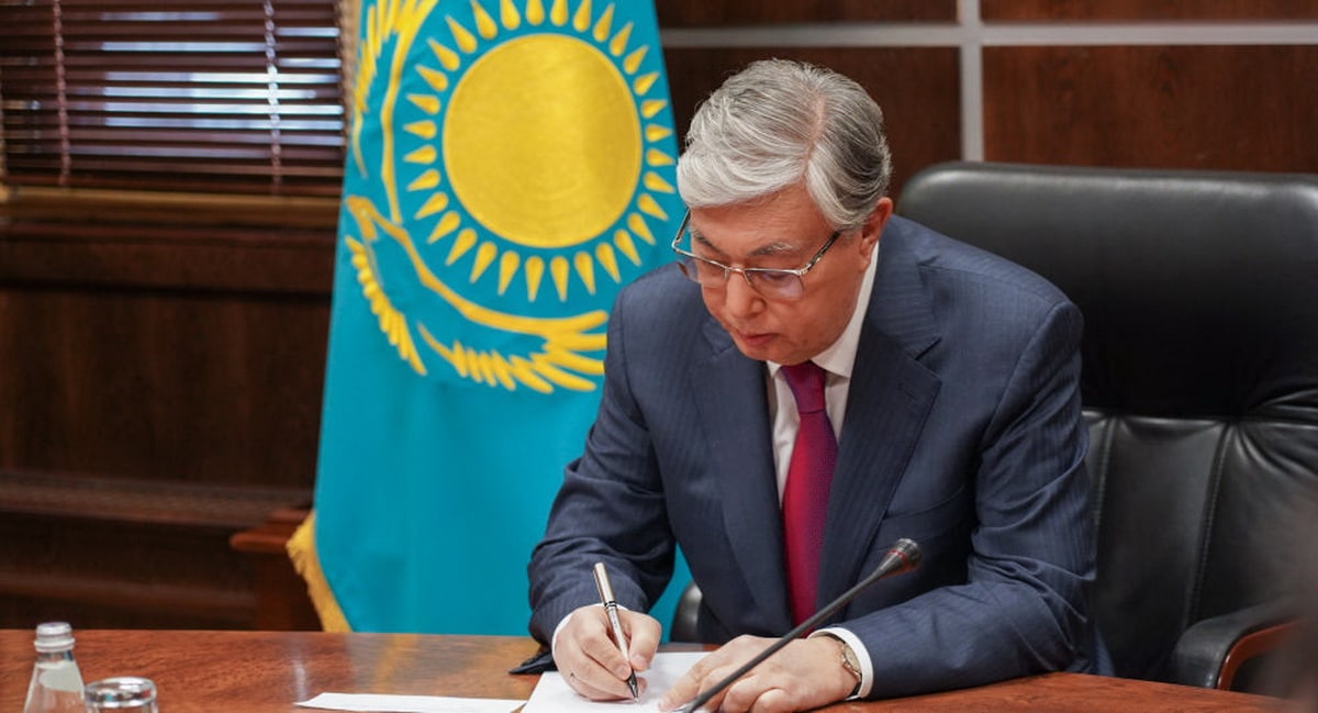 Президент екі бірдей заңға қол қойды 