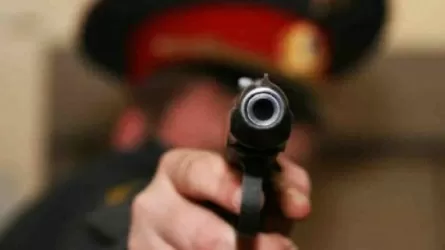 Полицейский открыл стрельбу в аэропорту Алматы