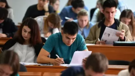Казахстанским студентам, обучающимся в России, необходимо указывать цель въезда "учеба" в миграционной карте