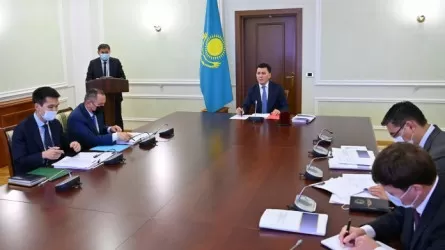 Ерлан Карин провел заседание Республиканской комиссии по подготовке кадров за рубежом