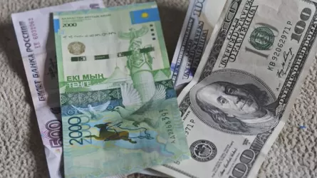 Тенге слабеет к рублю исключительно из-за укрепления курса рубля по отношению к доллару