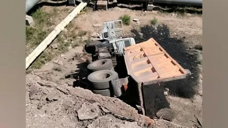 Самосвал упал с моста в Жезказгане 