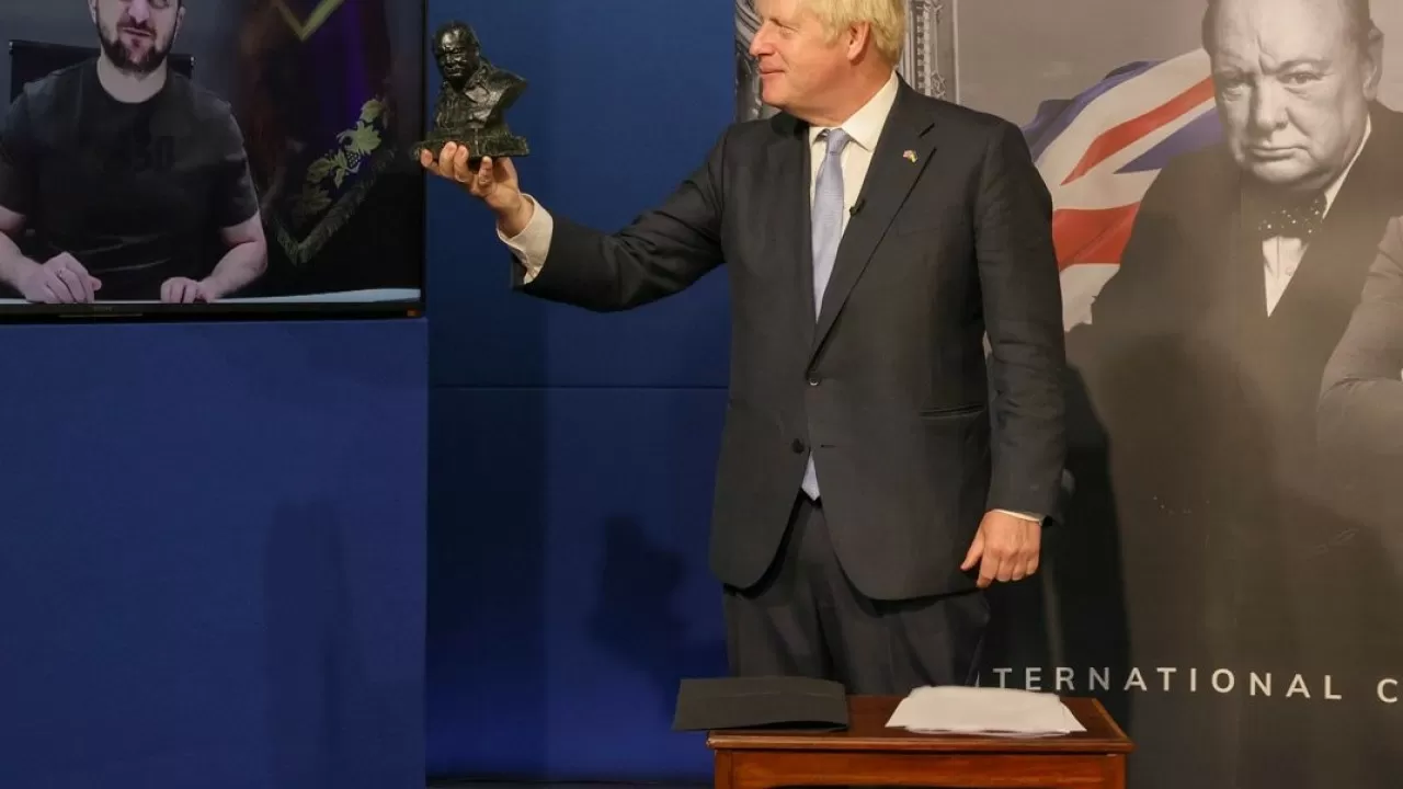 Джонсон вручил Зеленскому премию имени Уинстона Черчилля