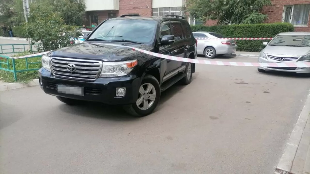 Елордада аулада жүрген баланы көлік қағып кетті