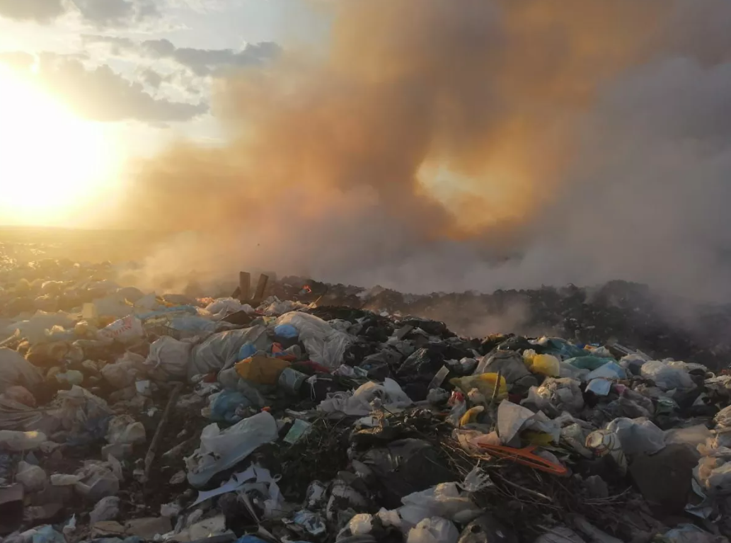 Пятый день не могут потушить пожар на мусорном полигоне в Уральске