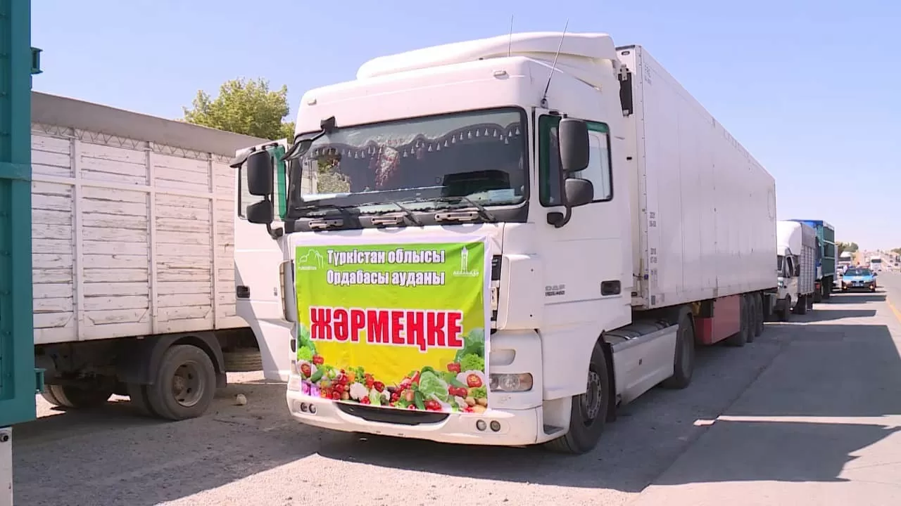 Азық-түлік тиелген 40 жүк көлігі Түркістаннан елордаға жол тартты