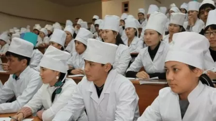 2,9 тысячи выпускников должны покрыть дефицит врачей в регионах Казахстана