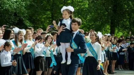 Почему в Казахстане выпускников в разы меньше, чем первоклашек