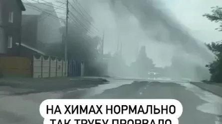 Фонтаном горячей воды затопили коммунальщики частный дом в Павлодаре
