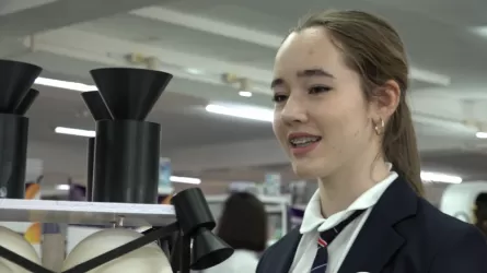 Школьница из Казахстана исполнила известную песню «Көзімнің қарасы» в школе NASA