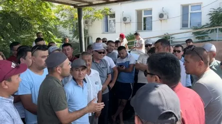 В Актау сотрудники скорой помощи потребовали увеличить им зарплаты