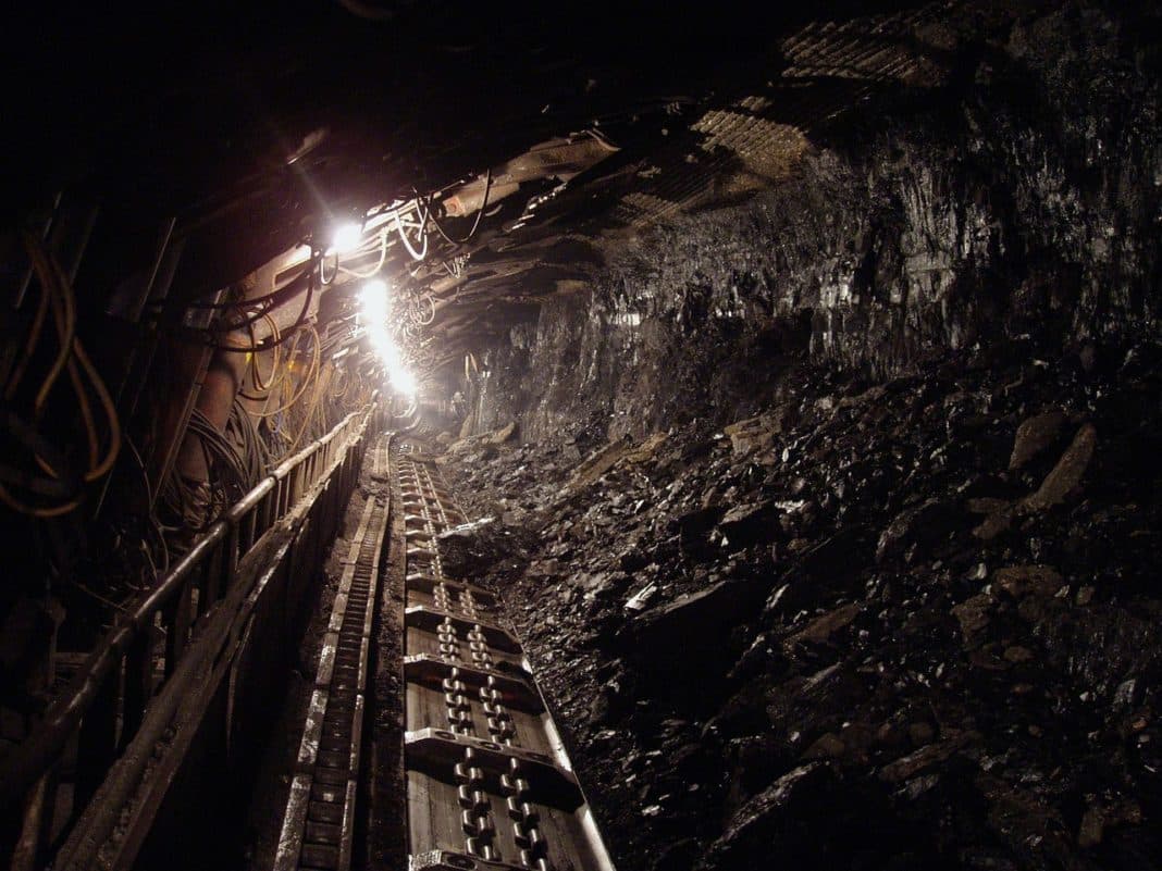 Почти 30 горняков заблокированы в шахте в Донецке из-за обстрела