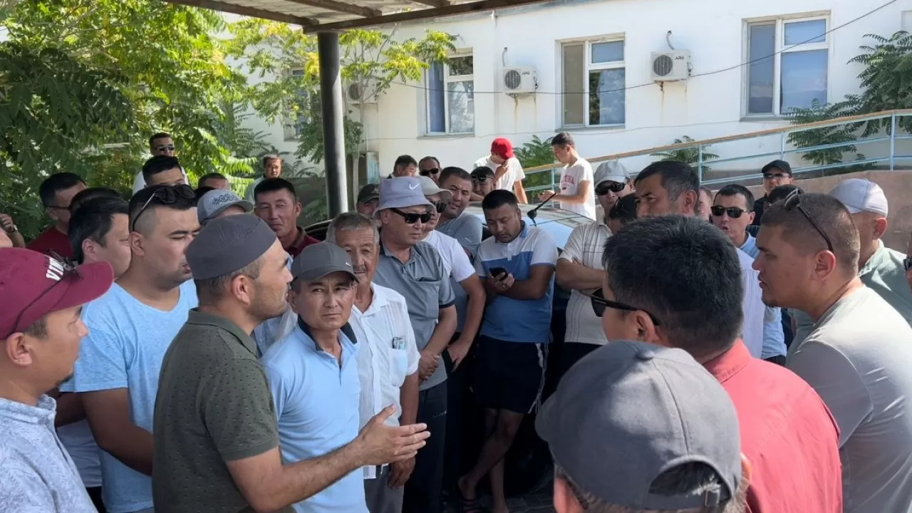 В Актау сотрудники скорой помощи потребовали увеличить им зарплаты