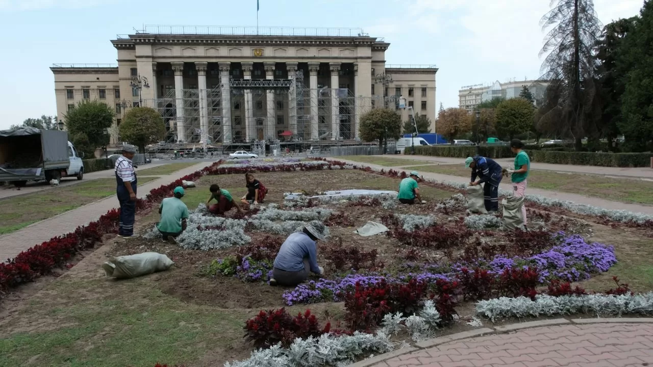 Зрители концерта вытоптали 94 тысячи цветов в Алматы