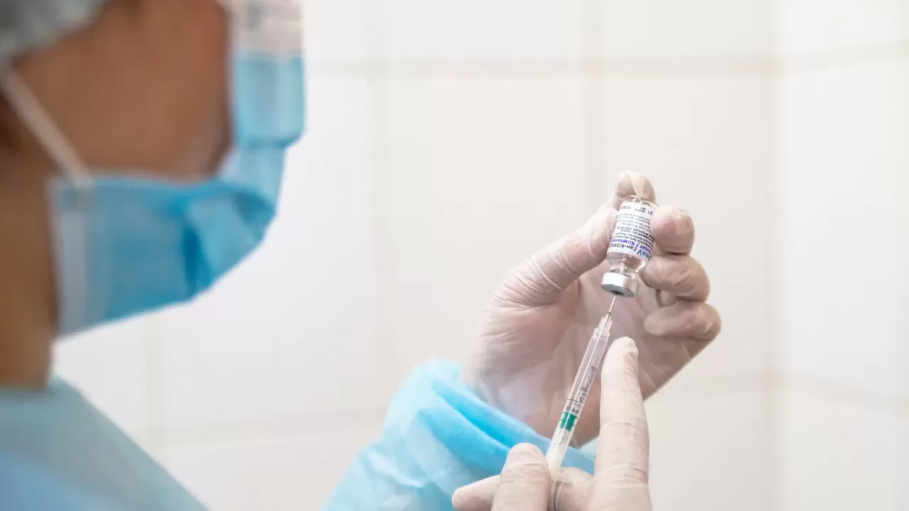 Вакцины против COVID-19 вызывают различные заболевания у детей?  
