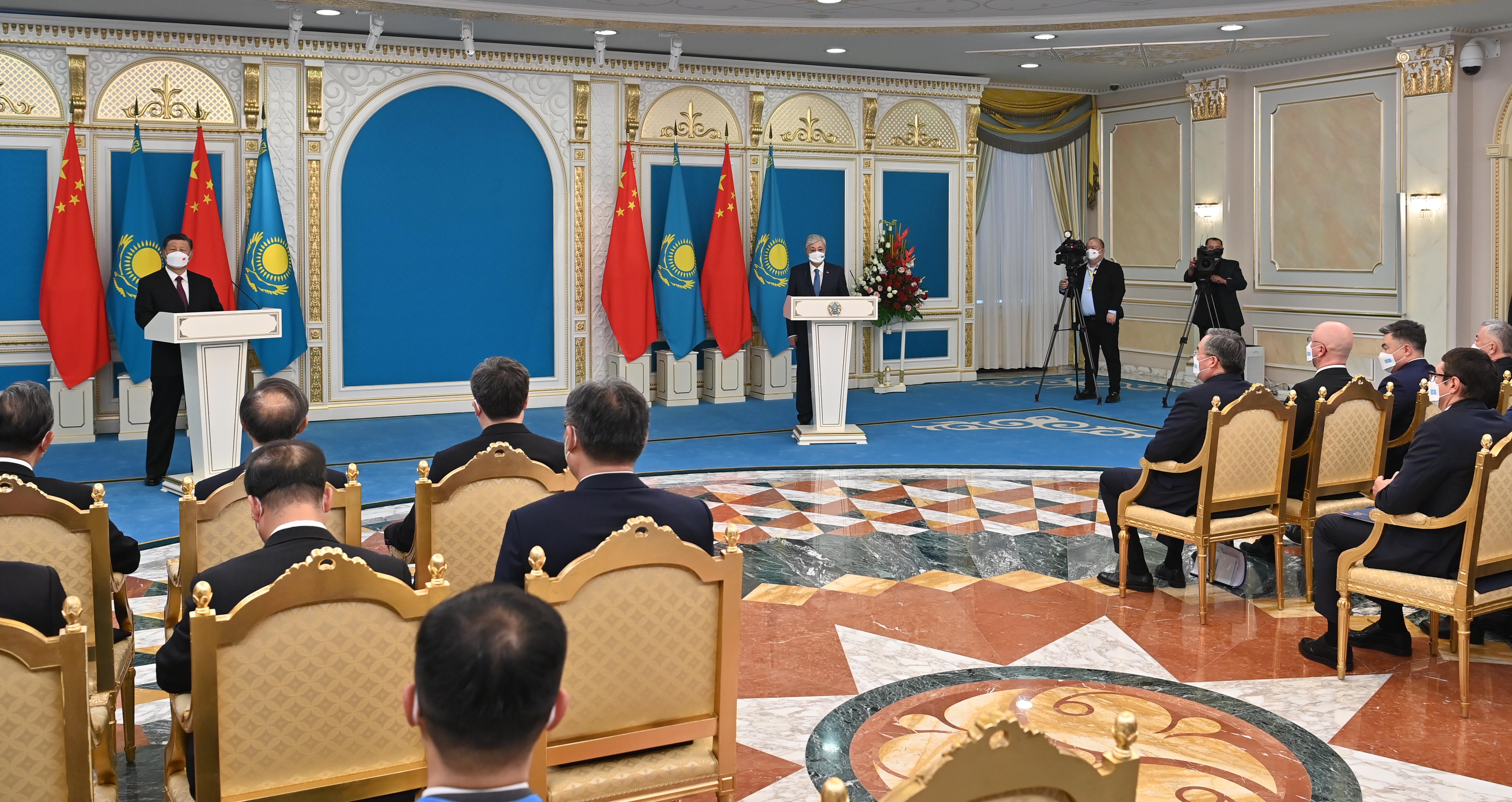 Лидеры Казахстана и Китая выступили на церемонии награждения