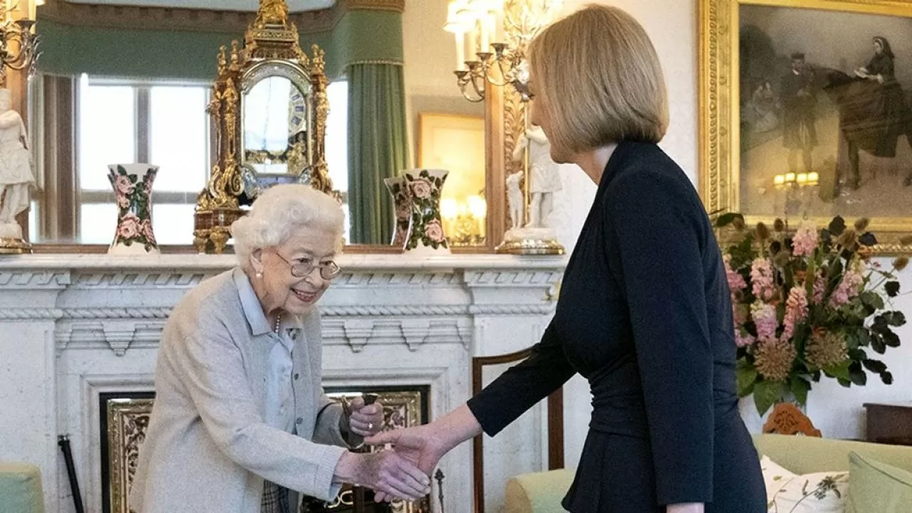 Eлизавета II официально назначила Лиз Трасс премьером Великобритании