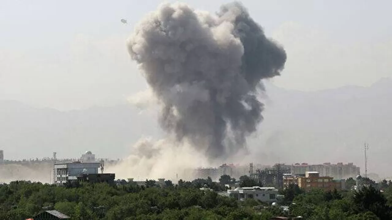 Мощный взрыв прогремел в афганской мечети: погибли люди, в том числе известный религиозный деятель  