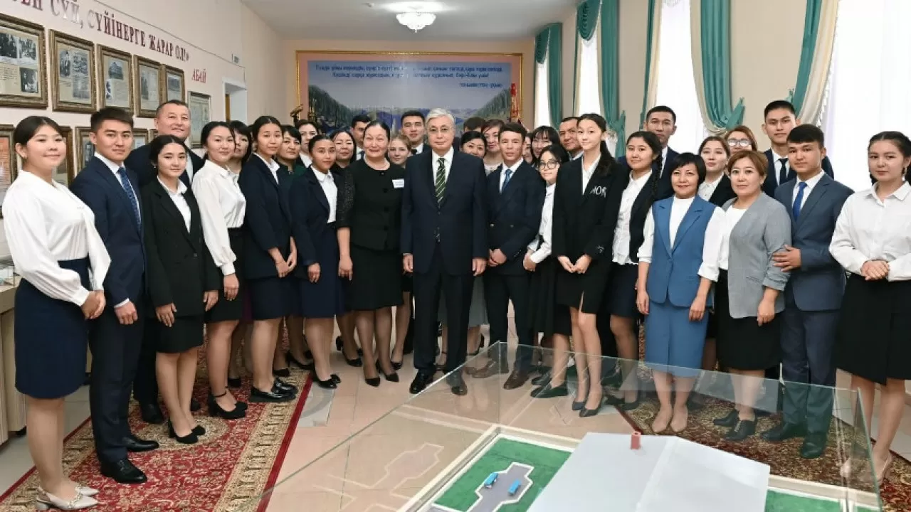 Мемлекет Басшысы Қасым-Жомарт Тоқаев Мұхтар Әуезов атындағы педагогикалық колледжге барды
